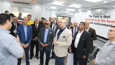 محافظ بني سويف ورئيس جهاز تنمية التجارة الداخلية يتفقدان مقر السجل التجاري المميز