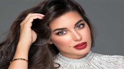 ياسمين صبري على البحر بالمجوهرات وتي شيرت حملات| شاهد