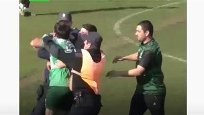 شاهد.. اعتقال لاعب كرة قدم على البُساط الأخضر