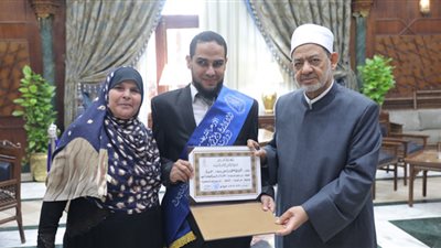 الإمام الأكبر يُكرم أوائل الثانوية الأزهرية ويلتقط الصور التذكارية معهم