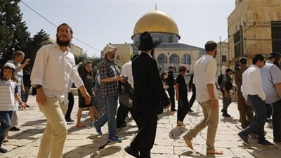 مستوطنون يدنسون الأقصى والاحتلال يبعد 5 فلسطينيين عن المسجد