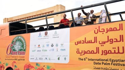 محافظ أسوان يتفقد الحافلات المكشوفة لمهرجان التمور
