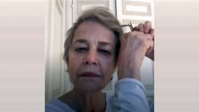 فنانات يقصصن شعورهن أمام الكاميرات (شاهد)