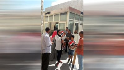 الاجانب والمصرين يحتفلون بانتصارات اكتوبر برفع اعلام مصر بالاسكندرية