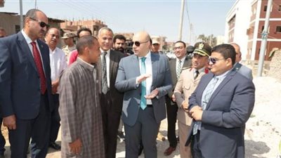 محافظ بني سويف يتفقد مواقع عمل مشروعات حياة كريمة