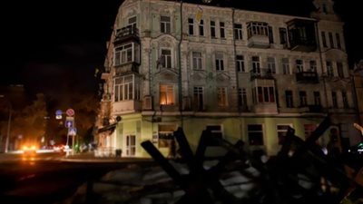 القصف الروسي يتسبب بانقطاع طارئ للتيار الكهربائي في أوكرانيا