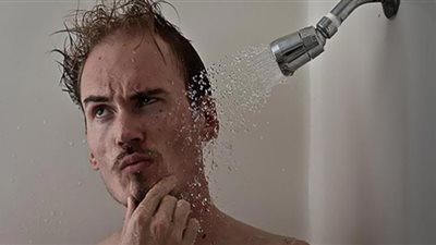 دراسة تكشف علاقة الأفكار الإبداعية بـ«الدُش»