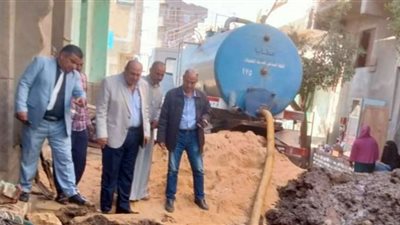 رئيس مدينة سمسطا يتابع إصلاح عطل بخط مياه قرية بدهل