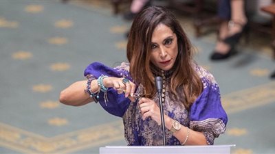 وزيرة خارجية بلجيكا تقص خصلة من شعرها دعمًا للمرأة الإيرانية