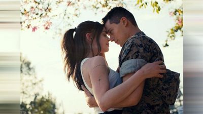 صوفيا كارسون تروج لفيلمها Purple Hearts بفستان زفاف شفاف (صور)