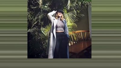 ياسمين رئيس تتألق بالرمادي الغامق والأوفر سايز (فيديو)