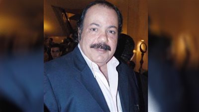 صورة نادرة لطلعت زكريا بدون شنب