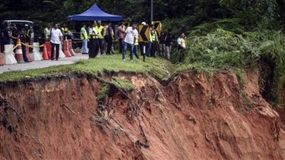 ارتفاع حصيلة وفيات انهيار أرضي في ماليزيا لـ 23 شخصًا