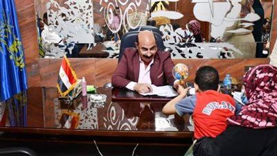 محافظ أسوان يستمع لشكاوى 30 مواطن