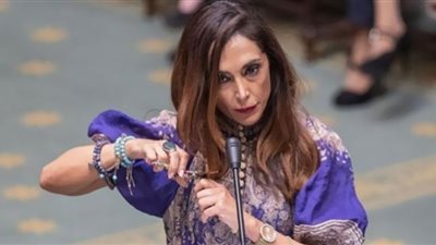 وزيرة وممثلة وبرلمانية يضحين بشعورهن لدعم الإيرانيات (فيديو)