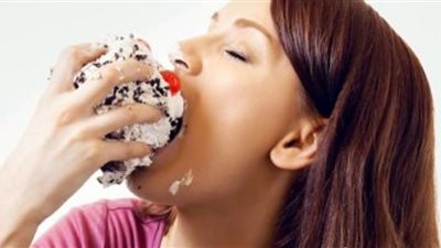 عوامل تزيد رغبتك في تناول الحلويات