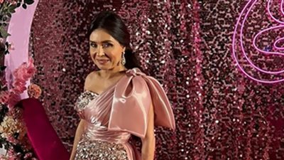 الراقصة دينا تتألق على السجادة الحمراء بإطلالة مثيرة (شاهد)