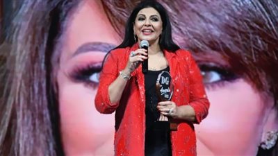 هالة صدقي تتألق بالأحمر اللامع في تكريمها بحفل دير جيست (صور)