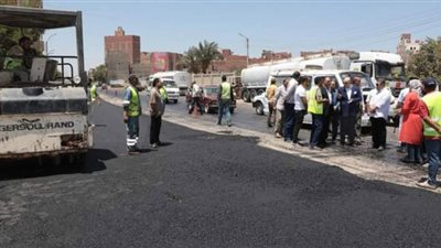 محافظ بني سويف يتابع أعمال رصف الطرق المقامة