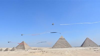 العرض الجوى المصرى الكورى الجنوبى فوق الأهرامات (صور)