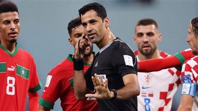 مشادة بين لاعبي المغرب والركراكي وحكم المباراة بعد نهاية اللقاء