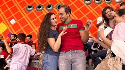 شاهد شاب مغربي يفاجئ حبيبته في مدرجات مباراة المغرب وكرواتيا