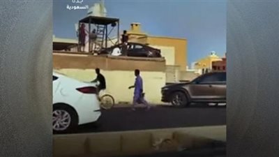 سيارة تصعد فوق سطح منزل بالسعودية (شاهد)