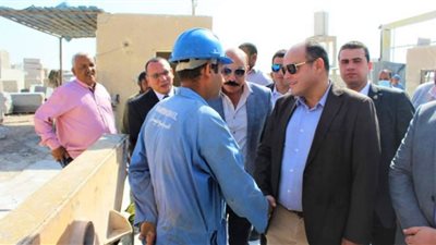 وزير التجارة ومحافظ أسوان يفتتحان 6 مصانع بمنطقة العلاقي الصناعية