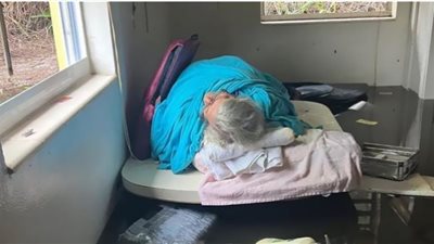 أمريكي يسبح في مياه إعصار 