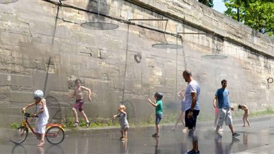 موجة حر تخنق أوروبا.. والاستحمام في الطرقات وسيلة للتعايش