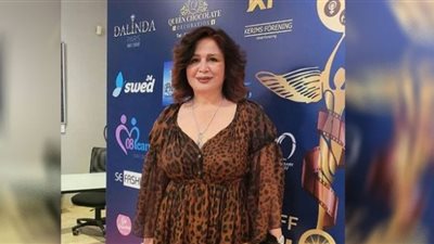 بسيطة وأنيقة.. إلهام شاهين تخطف الأنظار في أحد شوارع روما