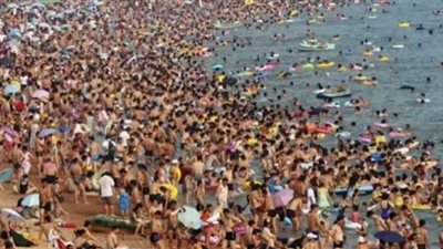 الشواطئ الأكثر ازدحامًا حول العالم (شاهد)