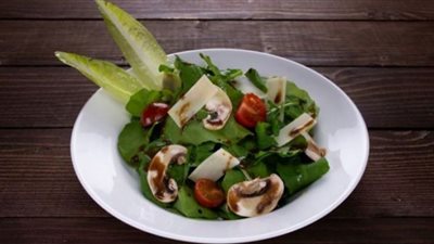 خطوات عمل سلطة الجرجير بالفطر ودبس الرمان