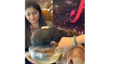 عروس تغسل وجهها بالماء أمام المعازيم للتأكد من جمالها (شاهد)