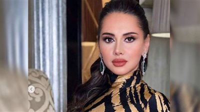 ياسمين رئيس تشارك متابعيها صورة من داخل سيارتها الفارهة