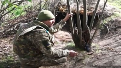 جحور الثعالب تتحول إلى عرائن للجنود الأوكرانيين (شاهد)