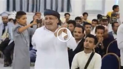 غلبته الدموع .. أب يمني يبكي فرحًا بتخرج ابنتيه الكفيفتين