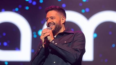 حماقي يستحوذ على جمهور الإمارات (صور)