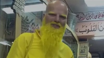 أصفر×أصفر .. سائح أجنبي يثير الجدل بمصر لذلك السبب