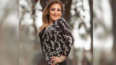 نهال عنبر تتألق بفستان مختلف التصميم عبر إنستجرام