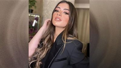 ليلى زاهر تستعرض أنوثتها ببنطلون جلد مُجسم| صور
