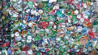 عبوات المشروبات من القمامة إلى ثروة (شاهد)