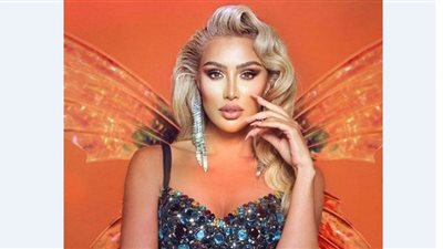 شرطة الموضة تسخر من مايا دياب بعد ظهورها بفستان من الريش