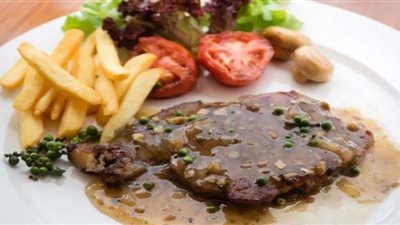 طريقة عمل ستيك اللحم بالصوص البني اللذيذ