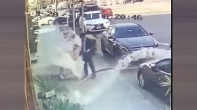 دُش بخرطوم مياه على رأس عروس ليلة الزفاف| شاهد