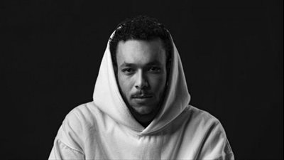 ويجز في استاد لوسيل القطري بالعباءة العربية