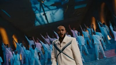 ويجز يغني بالعباءة من استاد ختام كأس العالم (صور)