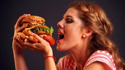 خطورة أكل البرجر يوميًا.. مرض مميت يهدد صحتك