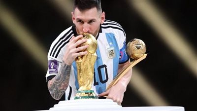 شاهد..ليونيل ميسي يرفع كأس العالم بالزي الخليجي