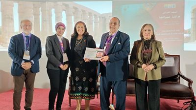 تكريم عارضي المشغولات الحرفية المشاركين بفعاليات يوم تراثنا ميراثنا بالأقصر